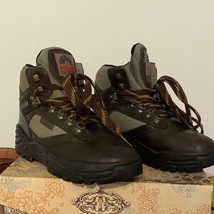 Head  Dark Brown Outdoor Boots, nice condition